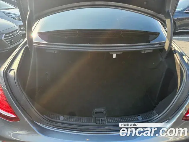 Mercedes-Benz E-Class 2018 — ფოტო 7/19