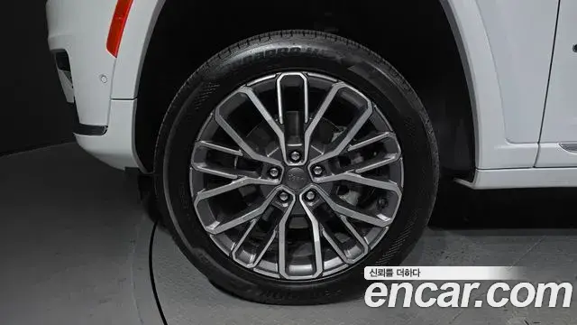Jeep Grand Cherokee 2021 — ფოტო 19/20