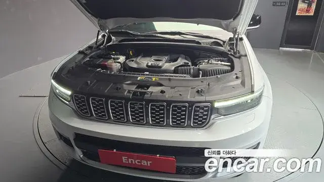Jeep Grand Cherokee 2021 — ფოტო 7/20