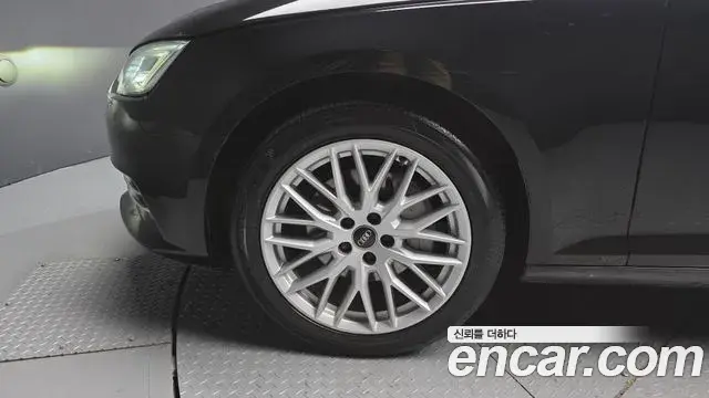 Audi A4 2018 — ფოტო 17/20