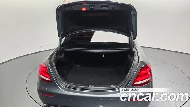 Mercedes-Benz E-Class 2018 — Photo 8/20