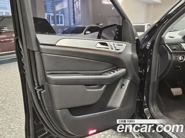 Mercedes-Benz GLE-Class 2018 — ფოტო 13/20