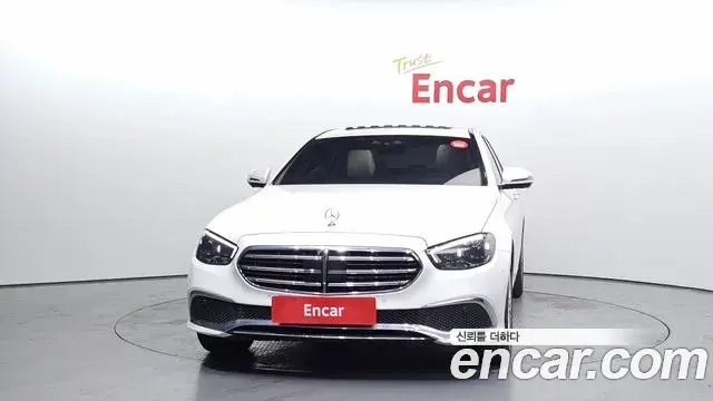 Mercedes-Benz E-Class 2022 — Photo 7/20
