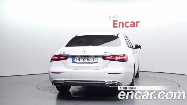 Mercedes-Benz E-Class 2022 — Photo 2/20