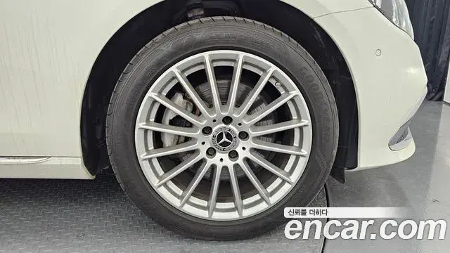 Mercedes-Benz E-Class 2022 — Photo 10/20