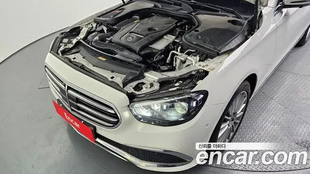Mercedes-Benz E-Class 2022 — Photo 11/20