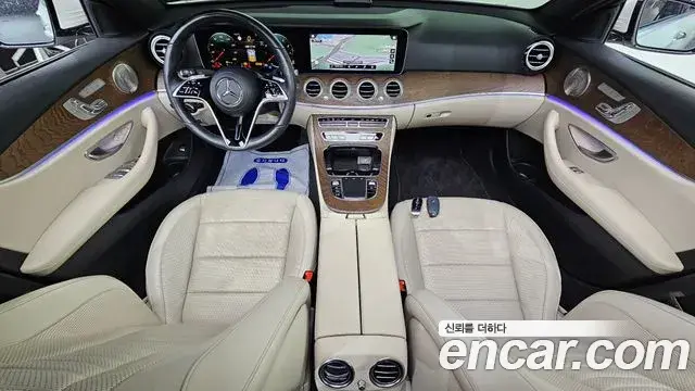Mercedes-Benz E-Class 2022 — Photo 13/20