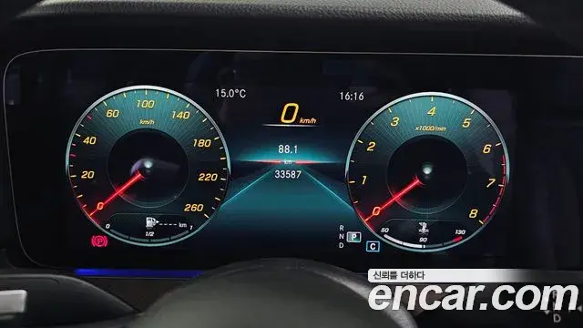 Mercedes-Benz E-Class 2022 — Photo 8/20