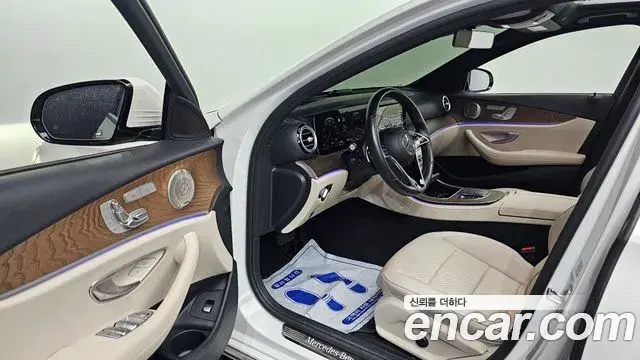Mercedes-Benz E-Class 2022 — Photo 9/20