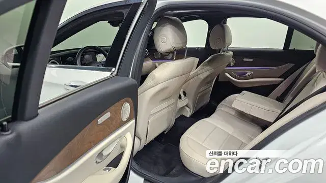 Mercedes-Benz E-Class 2022 — Photo 18/20
