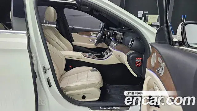 Mercedes-Benz E-Class 2022 — Photo 17/20