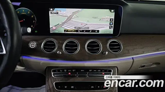 Mercedes-Benz E-Class 2022 — Photo 14/20