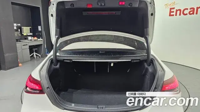 Mercedes-Benz E-Class 2022 — Photo 5/20