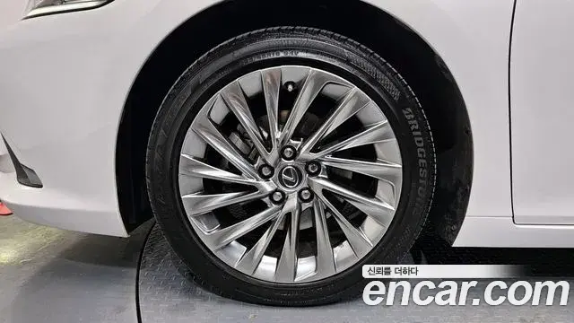 Lexus ES300h 2020 — Şəkil 19/20