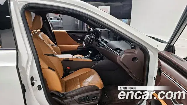 Lexus ES300h 2020 — Şəkil 18/20