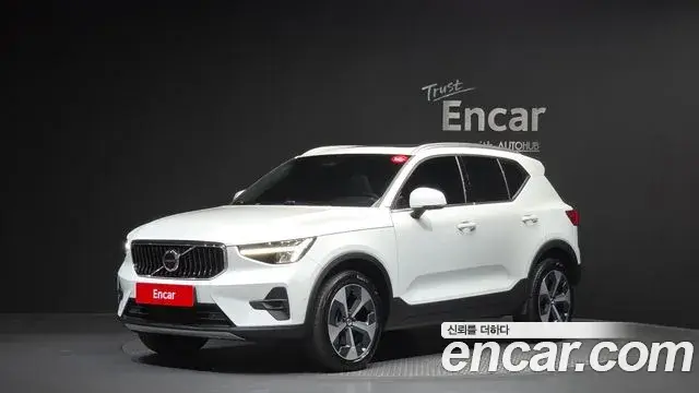 Volvo XC40 2022 — Фото 1/20