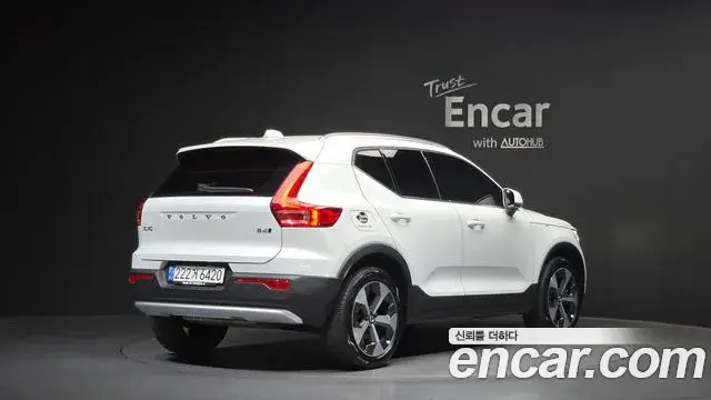 Volvo XC40 2022 — Фото 2/20