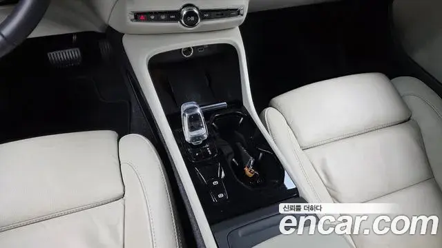 Volvo XC40 2022 — Фото 9/20