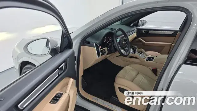 Porsche Cayenne 2023 — Photo 2/20