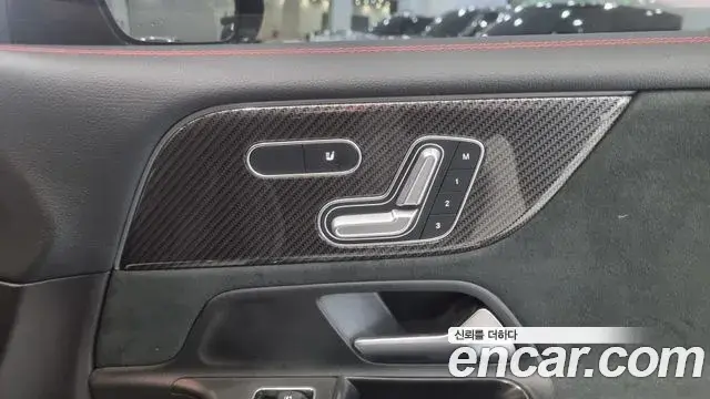 Mercedes-Benz GLB-Class 2020 — Photo 9/20