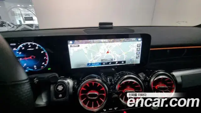 Mercedes-Benz GLB-Class 2020 — Photo 8/20