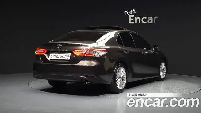 Toyota Camry 2019 — Фото 2/20