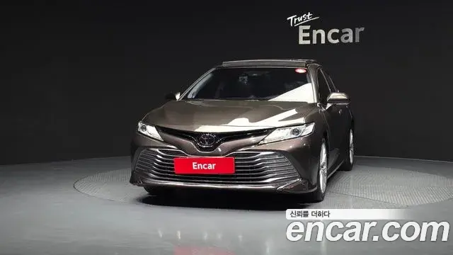 Toyota Camry 2019 — Фото 3/20