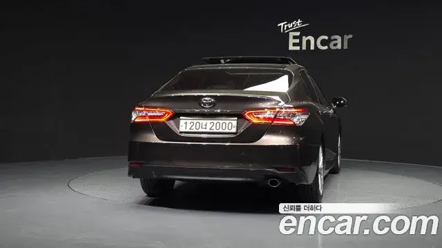 Toyota Camry 2019 — Фото 4/20