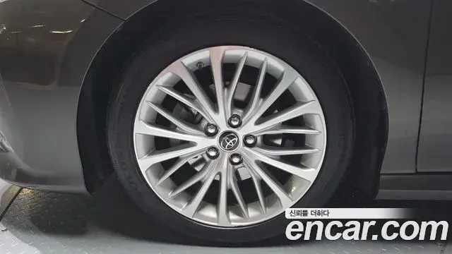 Toyota Camry 2019 — Фото 5/20