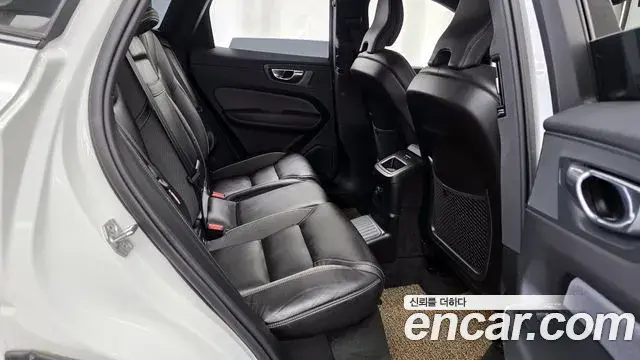 Volvo XC60 2021 — Фото 12/20