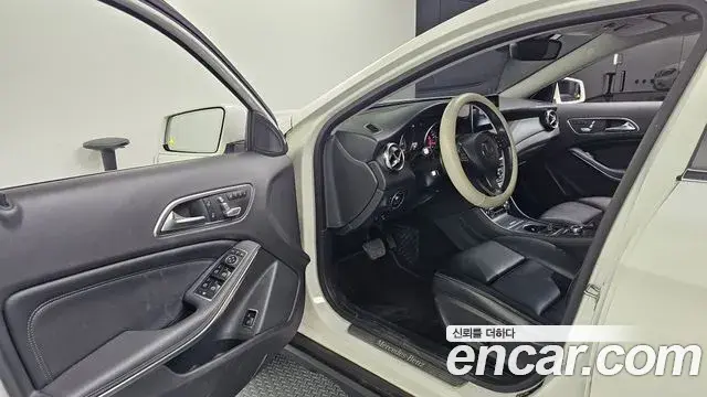 Mercedes-Benz GLA-Class 2018 — Фото 10/20