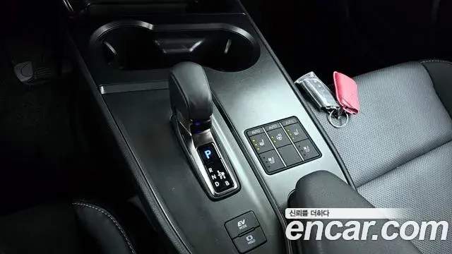 Lexus UX300h 2025 — Photo 18/20