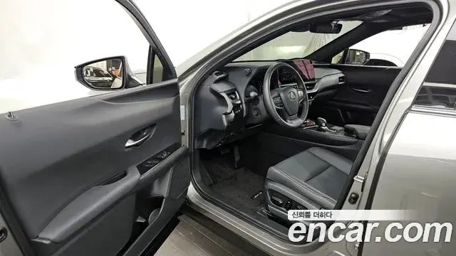 Lexus UX300h 2025 — Photo 15/20
