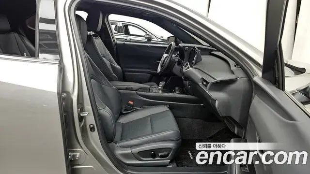 Lexus UX300h 2025 — Photo 6/20