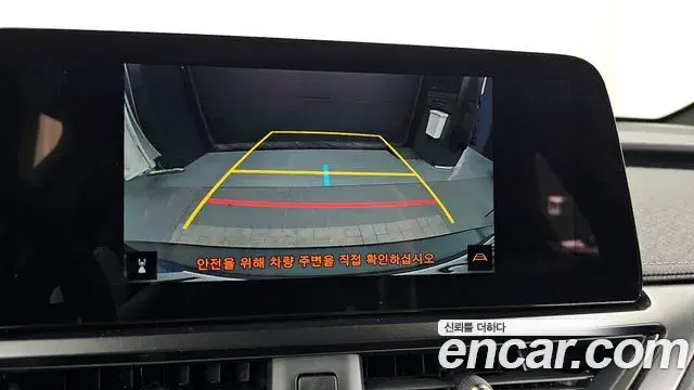Lexus UX300h 2025 — Photo 14/20