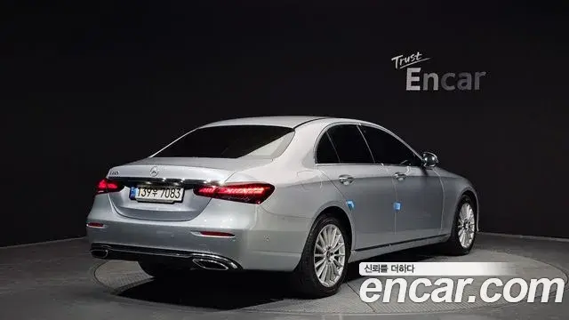 Mercedes-Benz E-Class 2022 — ფოტო 8/20