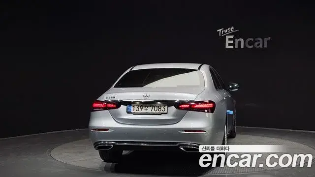 Mercedes-Benz E-Class 2022 — ფოტო 15/20