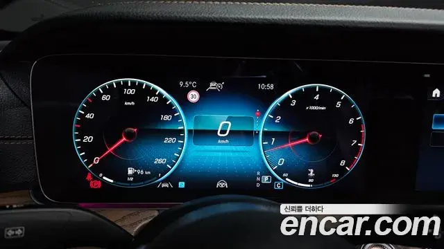Mercedes-Benz E-Class 2022 — ფოტო 18/20