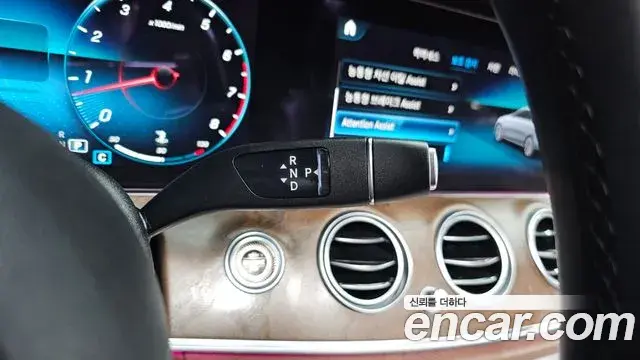 Mercedes-Benz E-Class 2022 — ფოტო 14/20
