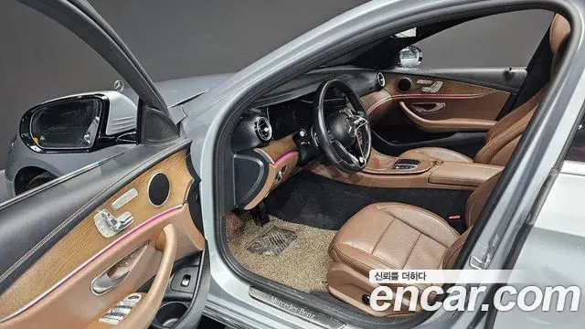 Mercedes-Benz E-Class 2022 — ფოტო 17/20
