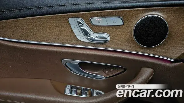 Mercedes-Benz E-Class 2022 — ფოტო 16/20
