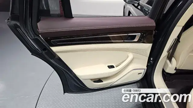 Porsche Panamera 2018 — Şəkil 12/30