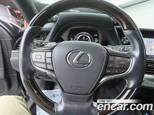 Lexus LS500h 2018 — Photo 7/20