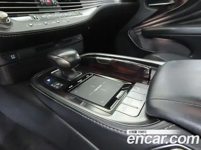 Lexus LS500h 2018 — Photo 12/20