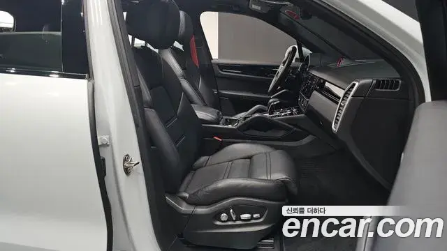 Porsche Cayenne 2019 — ფოტო 7/20