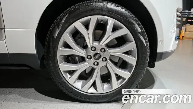 Land Rover Range Rover 2021 — Photo 19/20