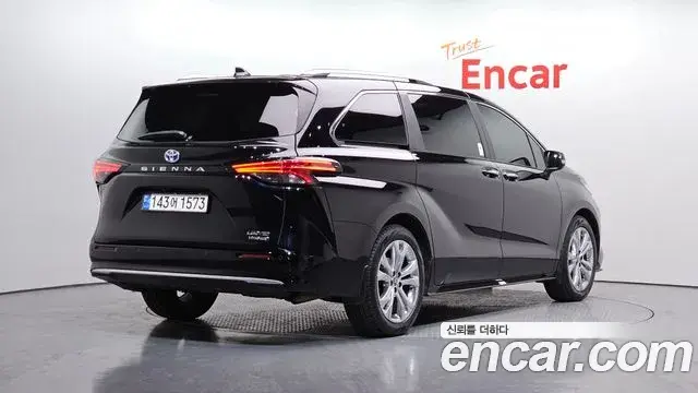 Toyota Sienna 2023 — ფოტო 11/20