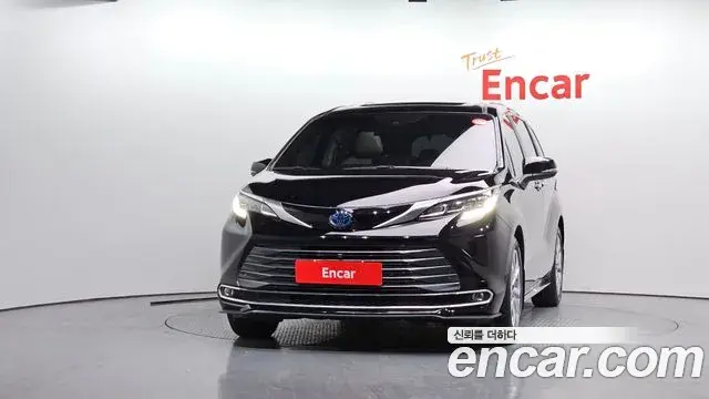 Toyota Sienna 2023 — ფოტო 13/20