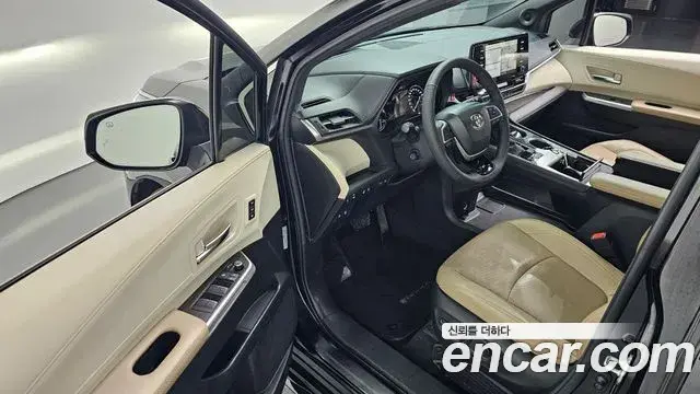 Toyota Sienna 2023 — ფოტო 3/20