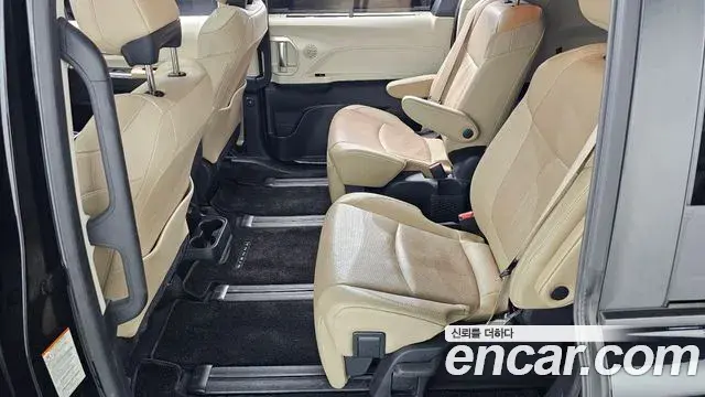 Toyota Sienna 2023 — ფოტო 15/20